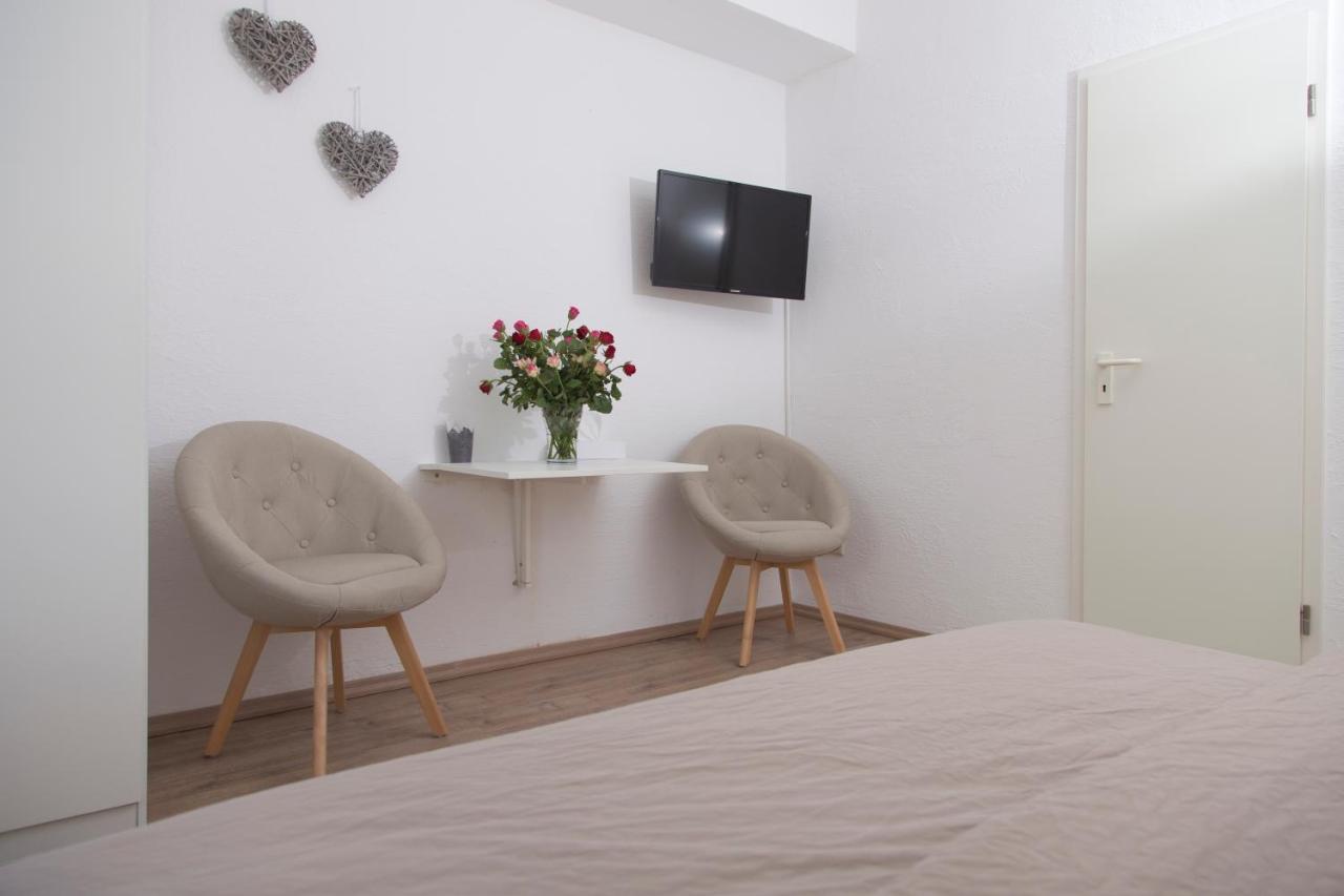 Pension Gaestehaus La Mula ทรัยส์-คาร์เดิน ภายนอก รูปภาพ