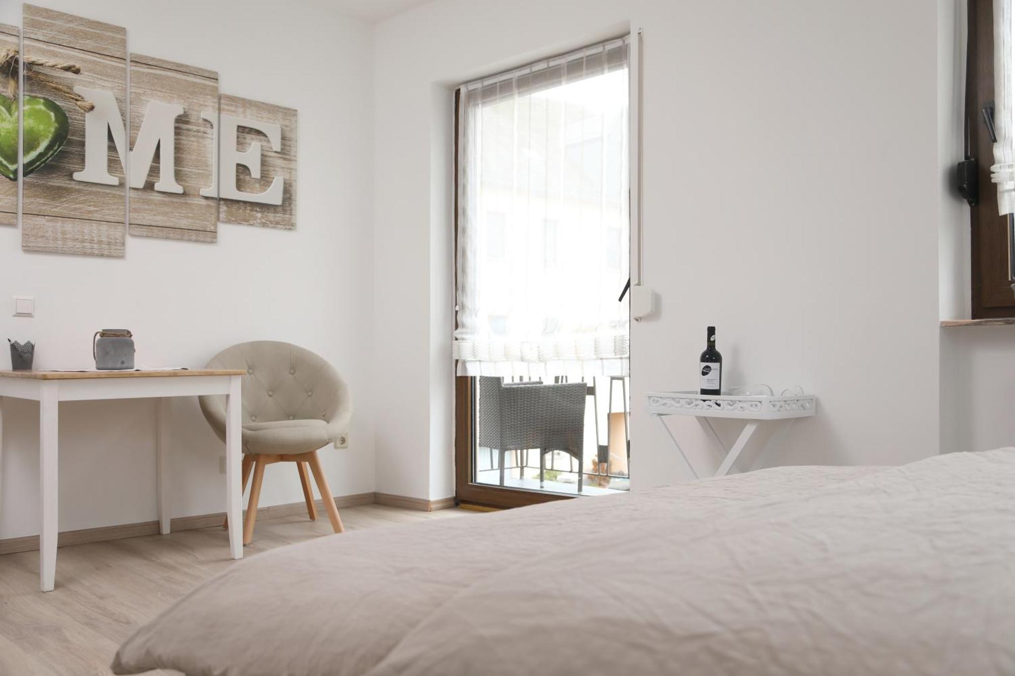 Pension Gaestehaus La Mula ทรัยส์-คาร์เดิน ภายนอก รูปภาพ